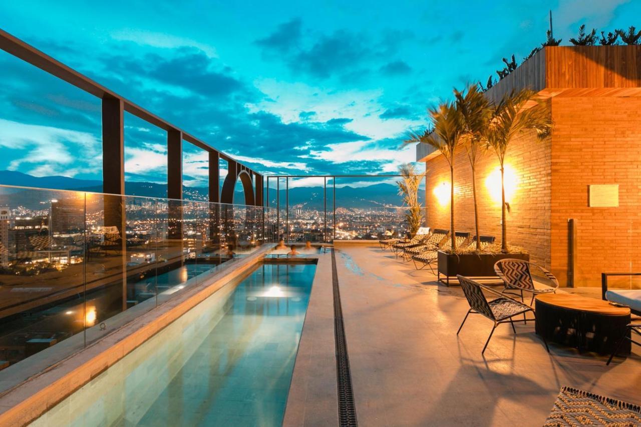 Hotel Marquee Medellin Bagian luar foto Skyline pool