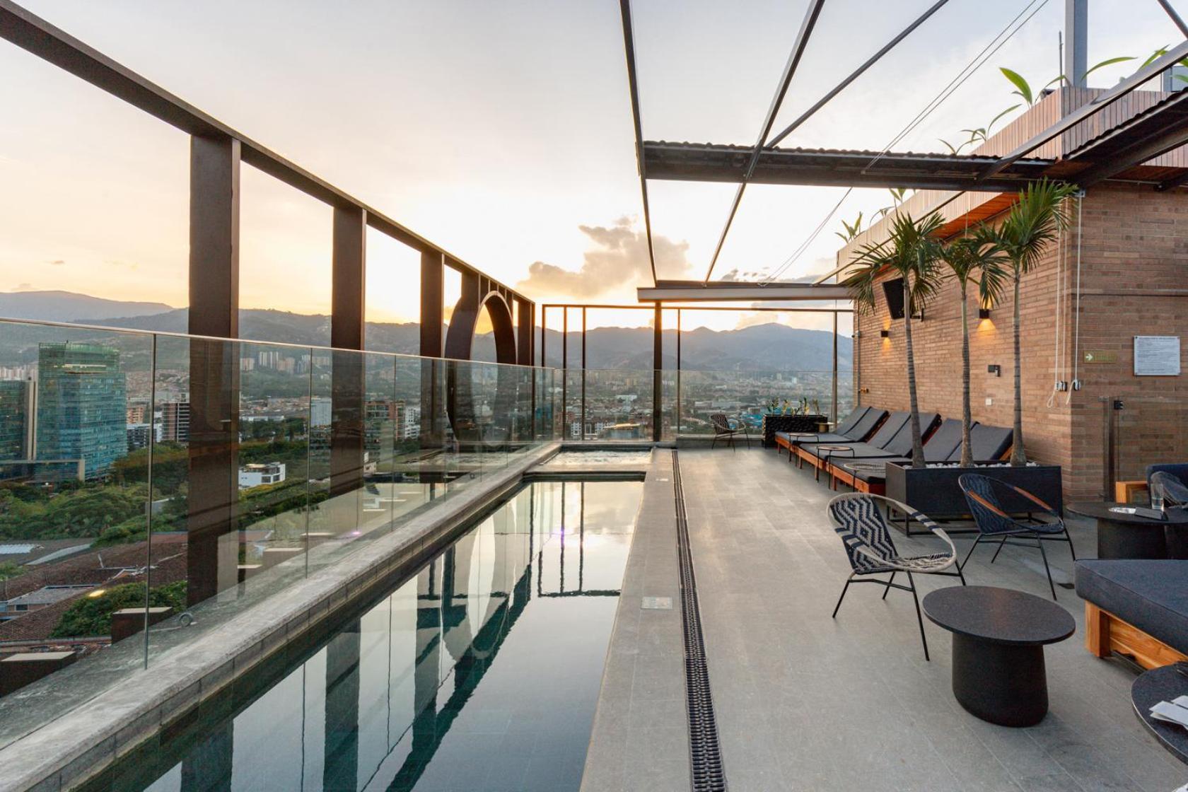 Hotel Marquee Medellin Bagian luar foto Rooftop pool at the hotel