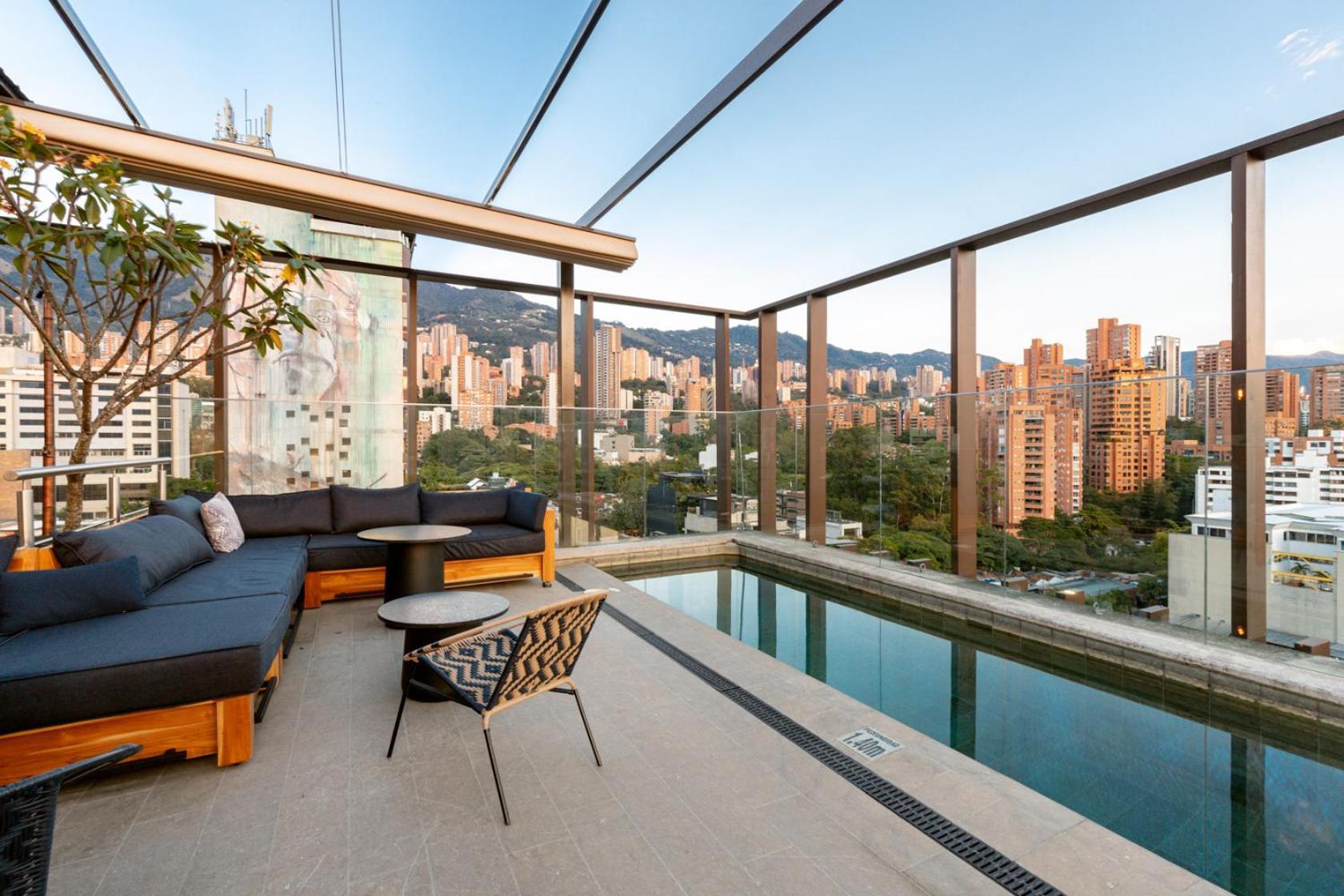 Hotel Marquee Medellin Bagian luar foto The swimming pool at the top of the hotel